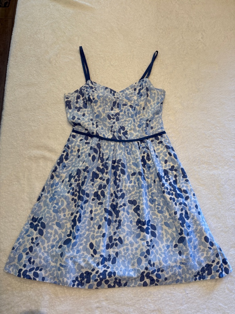 Beautiful Vineyard Vines Blue, Navy and White silk/cotton Floral Midi Dress